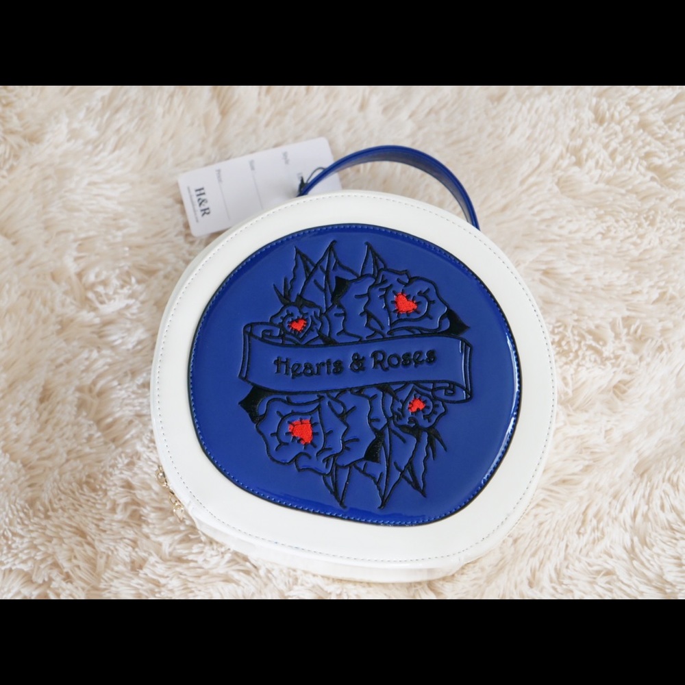 Hearts & Roses Round Pinup Purse 💙